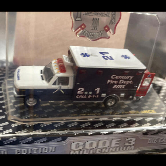 Code 3  - 1/64 ~ Millennium Series Ford F-350 Ambulance 21 (12214) - MIB - Picture 3 of 9